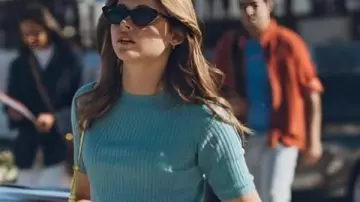 Nicole Wallace Culpa Nuestra 2025 Pull en tricot côtelé bleu porté par Noah Morán (Nicole Wallace) dans Our Fault