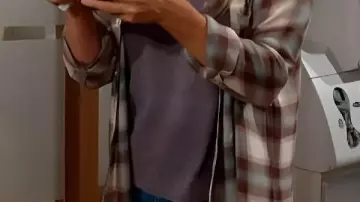 Camisa a cuadros usada por (Sharon Newman) en The Young and the Restless