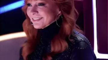 Veste en cuir cloutée à franges The Voice portée par (Reba McEntire) comme on le voit dans The Voice (S28)