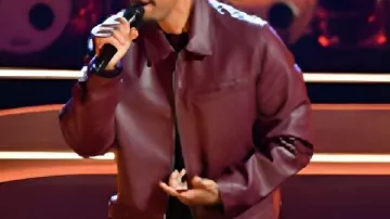 Blouson en cuir bordeaux porté par Antonio Ramsey dans The Voice