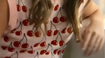 Pull imprimé cerise porté par Noah Morán (Nicole Wallace) dans Our Fault