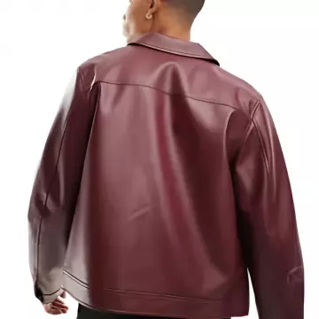 Veste en cuir bordeaux The Voice portée par (Antonio Ramsey) comme on le voit dans The Voice (S28)