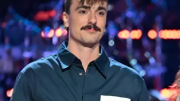 The Voice S28 Chemise superposée à nouer à la taille de Peyton Kyle comme on le voit dans The Voice (S28)