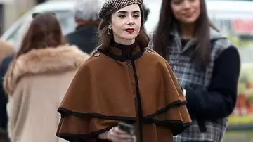 Emily In Paris S04 Abrigo de capa de Emily Cooper usado por Emily Cooper (Lily Collins) como se ve en Emily in Paris (S04E07)