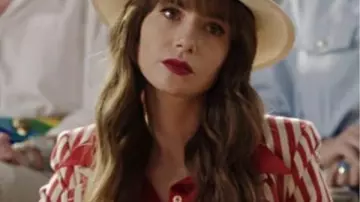 Blazer a rayas rojas y blancas de Lily Collins usado por Emily Cooper (Lily Collins) como se ve en Emily in Paris (S04E01)