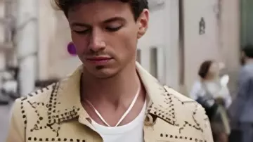 Emily In Paris S04 Benoît Chaqueta de cuero amarilla con tachuelas como se ve en Emily in Paris (S04E01)