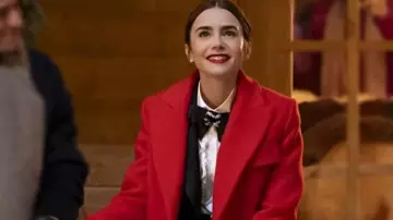 Gabardina de lana roja de cobre Emily usada por Emily Cooper (Lily Collins) como se ve en Emily in Paris (S04)