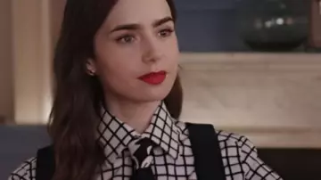 Emily in Paris S4 Camisa a cuadros de Emily Cooper con corbata usada por Emily Cooper (Lily Collins) como se ve en Emily in Paris (S04E07)