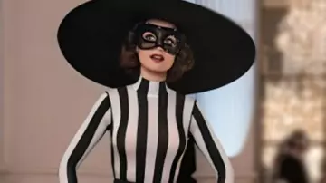 Emily in Paris S4 Mono a rayas de Emily Cooper usado por Emily Cooper (Lily Collins) como se ve en Emily in Paris (S04)