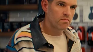 Nadie quiere esto S02 Sasha Roklov Shacket a rayas usado por Sasha Roklov (Timothy Simons) como se ve en Nadie quiere esto (S02E01)