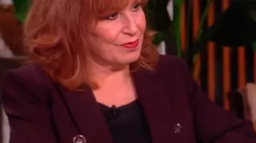 Joy Behar The View 2025 Blazer bordeaux de Joy Behar dans The View