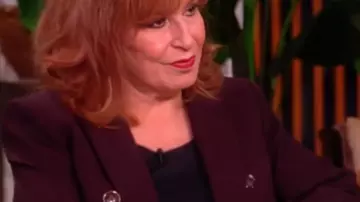 Joy Behar The View 2025 Blazer burdeos de Joy Behar en The View