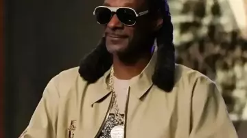The Voice S28 Snoop Dogg Death Row Beige Jacket usado por Snoop Dogg como se ve en The Voice