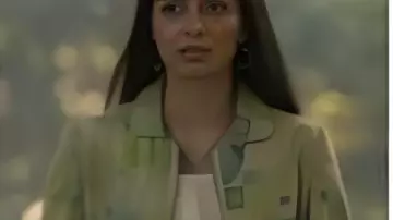 The Winchesters S1 Nida Khurshid Manteau vert à motif floral