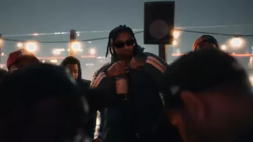 Palm Angels Black Big Logo Angel Lunettes de soleil portées par DDG dans DDG - Ye Vs. Skete « Freestyle » (Clip Officiel)