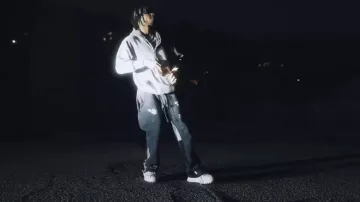 Zapatillas ODSY 1000 blancas usadas por DDG en DDG - Whiskey Freestyle (Video musical oficial)