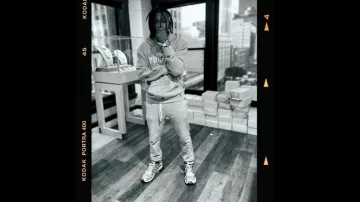 Zapatillas de correr grises y multicolores de Balenciaga usadas por DDG en DDG - pushin P "freestyle" (Video musical oficial)