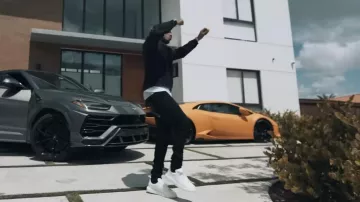 Baskets oversize blanches Alexander McQueen portées par DDG chez DDG - iCarly « Freestyle » (Vidéo Officielle)