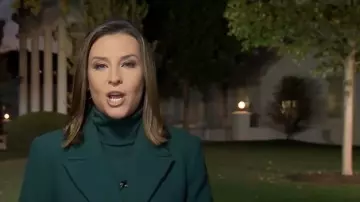 Abrigo Chesterfield de mezcla de lana de Ann Taylor usado por Mary Bruce como se ve en Good Morning America el 24 de octubre de 2025