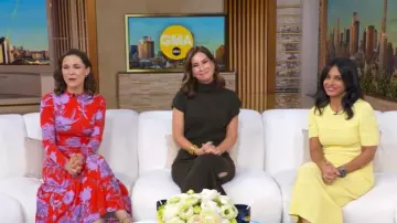 Vestido midi de punto colectivo de Jason Wu usado por Tara Narula como se ve en Good Morning America el 24 de octubre de 2025