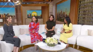 Valentino Garavani Rucokstud Bomba de patente calibrada de 65mm usada por Maggie Rulli como se ve en Good Morning America el 24 de octubre de 2025