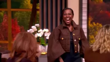 Veste en laine à carreaux Schiaparelli portée par Deborah Roberts telle que vue dans The View le 24 octobre 2025