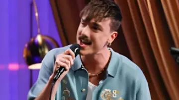 The Voice S28 Chemise brodée Peyton Kyle bleue comme on le voit dans The Voice (S28)