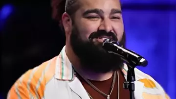 The Voice S28 Ralph Edwards Graphics Camp Shirt comme on le voit dans The Voice (S28)