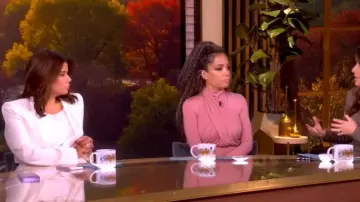 Veste Veronica Beard Rickie portée par Ana Navarro comme vue dans The View le 24 octobre 2025