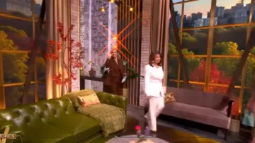 Veronica Beard Robinne Pantalon large en satin crêpe porté par Ana Navarro comme on le voit dans The View le 24 octobre 2025