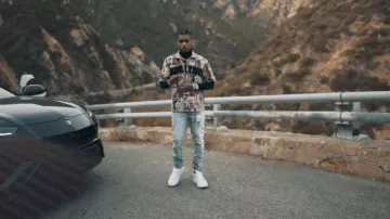 Patek Philippe Acier inoxydable et Nautilus blanc porté par DDG dans DDG - LET YOU IN (Clip Officiel)