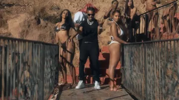 Alexander McQueen Baskets oversize blanches portées par DDG dans DDG - Moonwalking in Calabasas Remix ft. YG (Official Music Video)