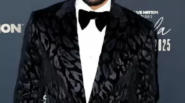 Blazer negro usado por John Legend en la Gala BMAC 2025
