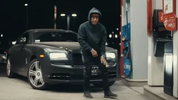 Sweat à capuche imprimé logo Fear Of God Black Back porté par DDG à DDG - Moonwalking In Calabasas (Clip Officiel)