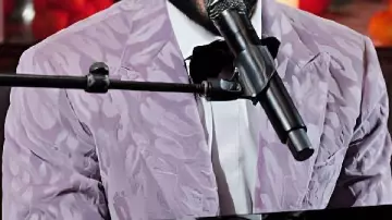 Blazer morado usado por John Legend en Fetch Tech