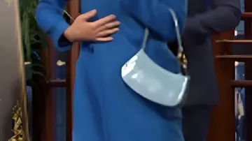 Abrigo largo azul usado por (Amelia Heinle) en The Young and the Restless