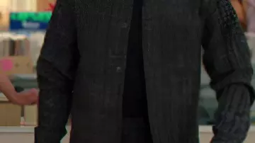 Veste en tweed gris portée par (Joel Kim Booster) dans Loot