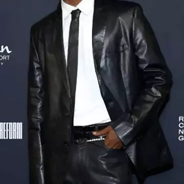 Blazer de cuero negro usado por Travis Scott en el evento REFORM Alliance Casino Night