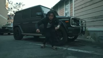 Yeezy Slide Earth Brown portée par DDG dans DDG - She Cheated (Clip Officiel)