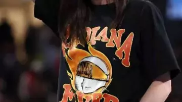 Camiseta gráfica negra usada por Caitlin Clark en los playoffs de la WNBA de Indiana Fever