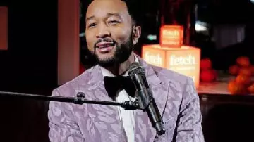 Blazer morado John Legend 2025 de Fetch Pet Gala