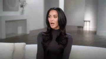 Body de manga larga con cuello alto Skims Essential usado por Kim Kardashian como se ve en The Kardashians (S07E01)