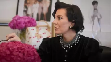 Chaqueta bordada Dior usada por Kris Jenner como se ve en The Kardashians (S07E01)