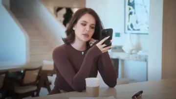 Camisa de manga larga Skims Fits Everybody usada por Khloé Kardashian como se ve en The Kardashians (S07E01)