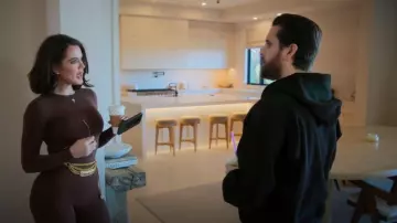 Cinturón de cadena colgante doble con logotipo de Chanel usado por Khloé Kardashian como se ve en The Kardashians (S07E01)