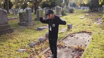 Ceinture Amiri en cuir noir et argent avec logo de base portée par DD Osama dans DD Osama - Letter 2 Notti (Vidéo officielle)