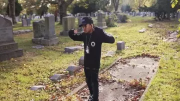 Ceinture Amiri en cuir noir et argent avec logo de base portée par DD Osama dans DD Osama - Letter 2 Notti (Vidéo officielle)