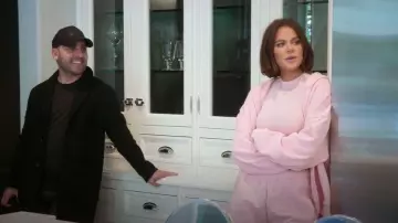 Skims Classic Zip Up Hoodie porté par Khloé Kardashian comme on le voit dans The Kardashians (S07E01)