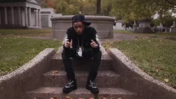 Casquette Trucker Amiri Black & Light Blue Core Logo portée par DD Osama dans DD Osama - Letter 2 Notti (Vidéo Officielle)