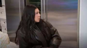 Chaqueta bomber de jersey acolchada con revestimiento de Acne Studios usada por Kourtney Kardashian como se ve en The Kardashians (S07E01)